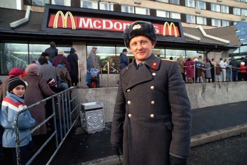 Милиционер охраняет первый Макдональдс в СССР. 1990 г.