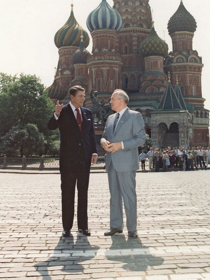 1988 год... Один из самых популярных и успешных президентов... угадайте, справа или слева