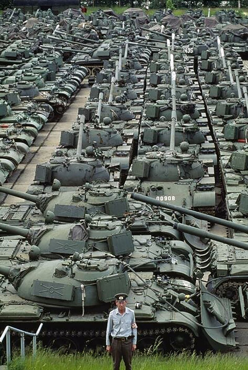 Танки Т-55 народной национальной армии ГДР оставленные на хранение после падения Берлинской стены, город Брауцен, 1991