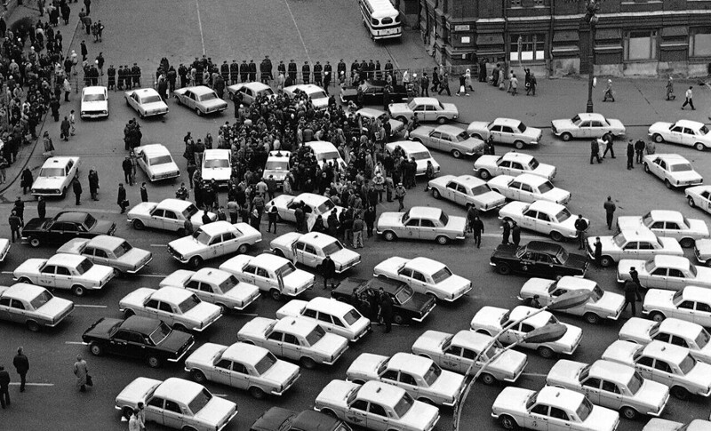 Акция протеста московских таксистов, 28 октября 1991 года, СССР. В тот день таксисты перекрыли Тверскую улицу в Москве, выступая против азербайджанской мафии, которая поделила город на зоны влияния.