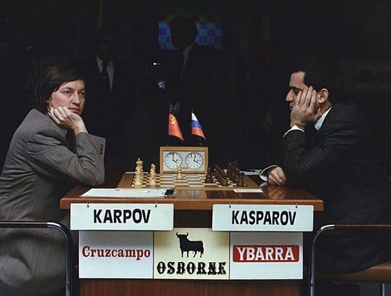 Октябрь 1990 г., матч за звание чемпиона мира по шахматам — Карпов-Каспаров. Формально еще существует СССР, а Каспаров уже играет под бело-сине-красным флагом.
