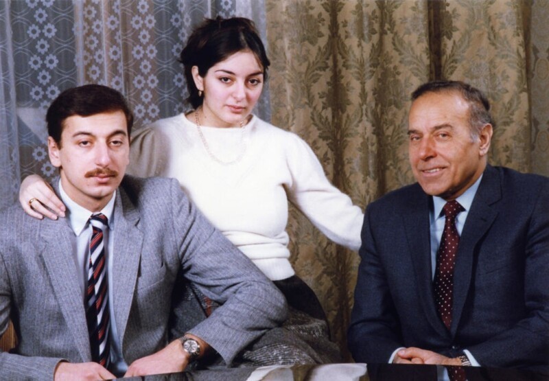 Второй президент Азербайджана Гейдар Алиев с сыном Ильхамом и невесткой Мехри
