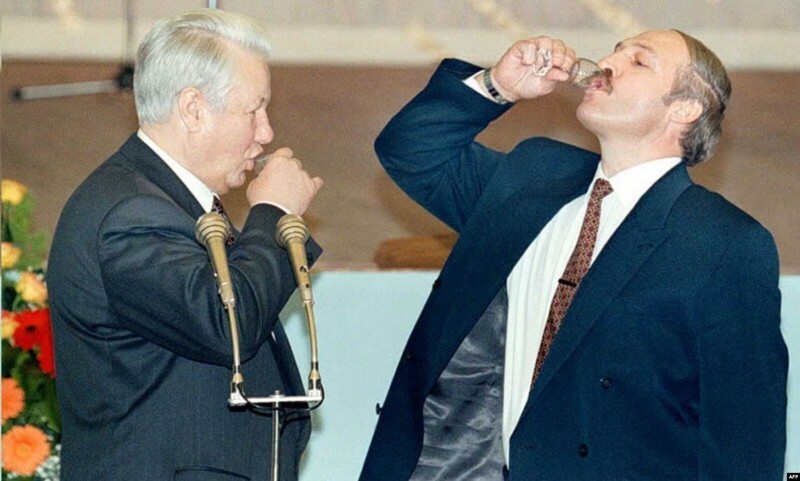 Борис Ельцин и Александр Лукашенко в Кремле после подписания договора о союзе Беларуси и России. Кадры 1996 года.