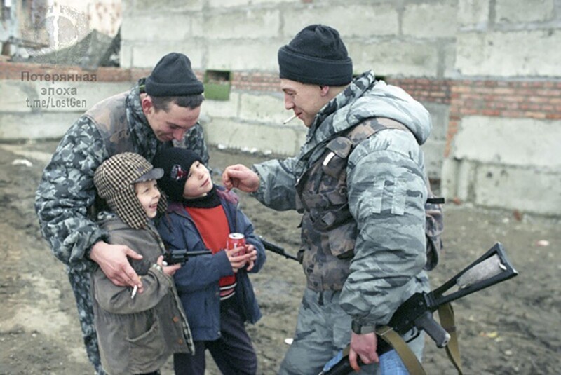 Солдаты федеральных сил играют с детьми в Грозном, 1996 год