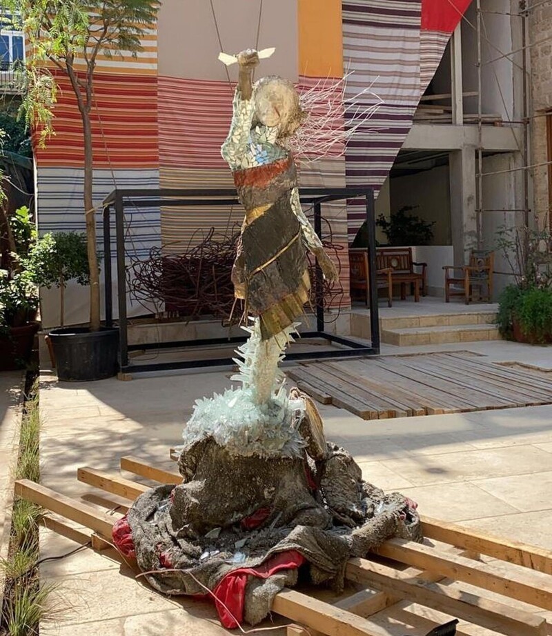 Символ трагедии и памяти: В Бейруте создали статую девушки