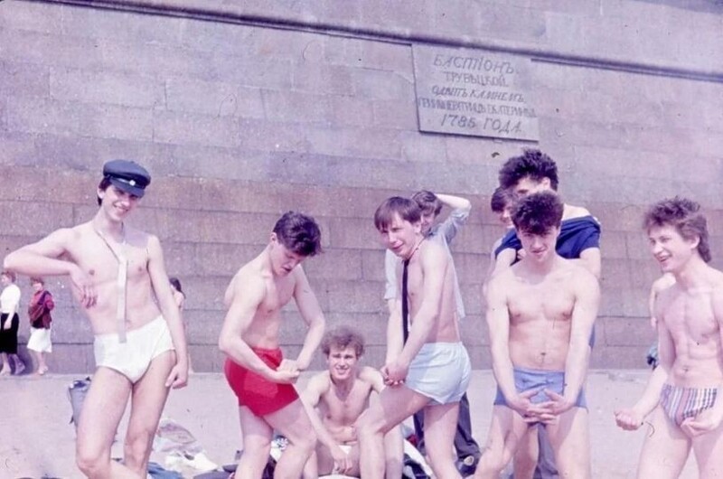 Молодёжь позирует на пляже Петропавловской крепости. 90-е годы