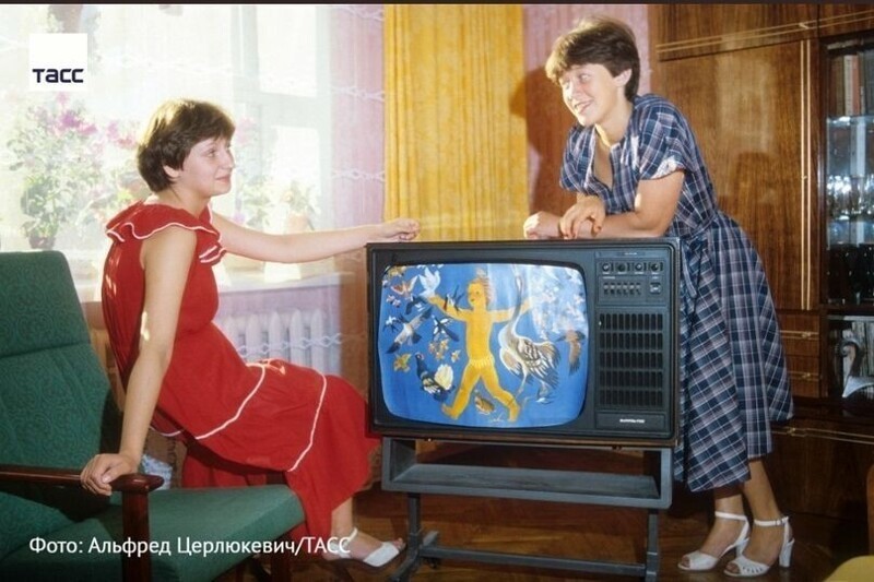 Цветной телевизор Витязь - 733  в одной из квартир, СССР 1980 год.