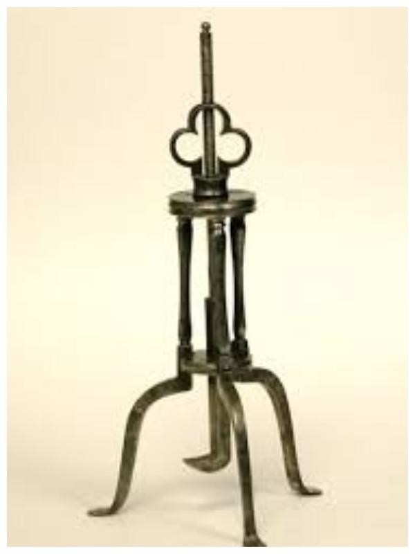 Паре триплоидес (ок. 1700 г.). Этот редкий инструмент использовался для подъема пластины черепа при трепанации