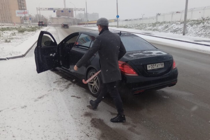 В Екатеринбурге водитель с клюшкой напал на авто, перевозившее мазки пациентов с COVID