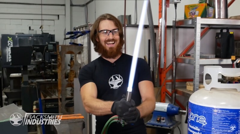Инженеры из Youtube создали работающий световой меч