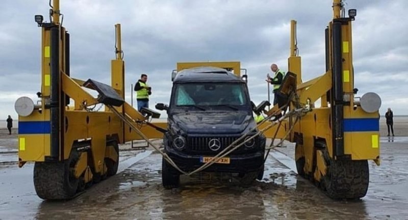 Испытания на мокром песке: Mercedes-AMG G63 несколько раз перевернулся на пляже