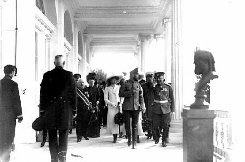 Император Николай II в сопровождении членов императорской фамилии и свиты в Камероновой галерее, слева от него - великая княжна Татьяна Николаевна