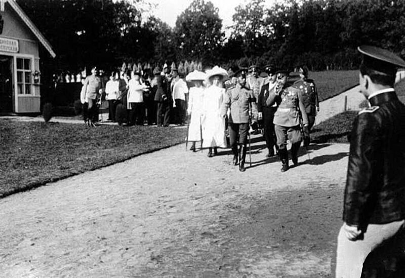 Николай II и сопровождающие его дочери у павильона земской Хрединской учебной мастерской