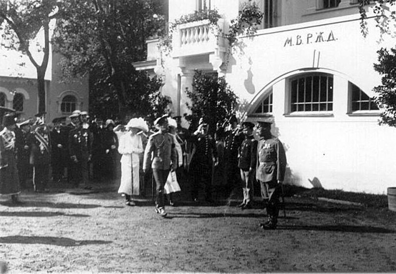 Император Николай II и сопровождающие его лица у павильона Московско-Виндаво-Рыбинской железной дороги