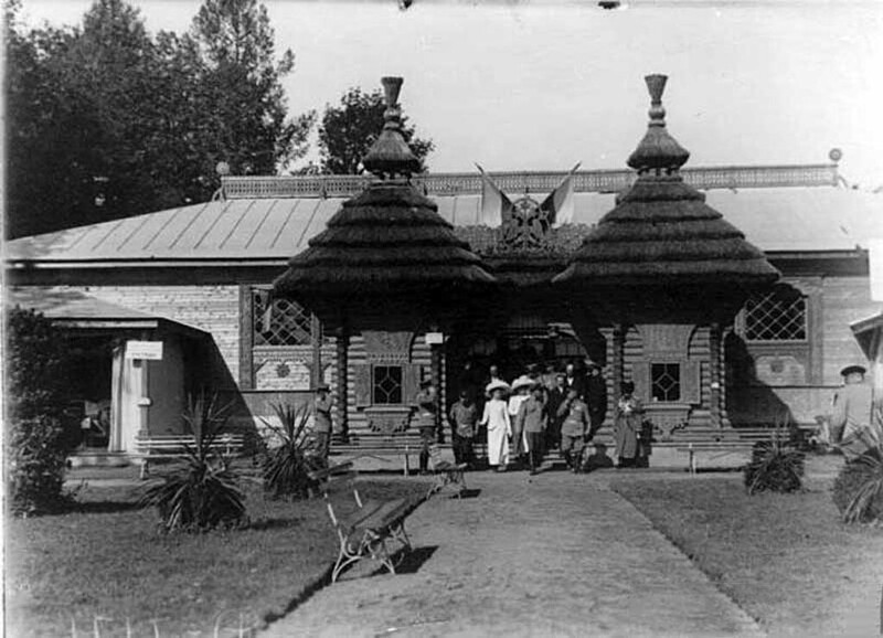 Император Николай II с дочерьми и со свитой выходит из павильона Царскосельского земства