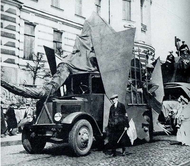 Похожие автомобильные платформы использовались для агитации с самого начала установления советской власти. Агитавтомобиль "Слон как символ колониальной Индии", 1929 год