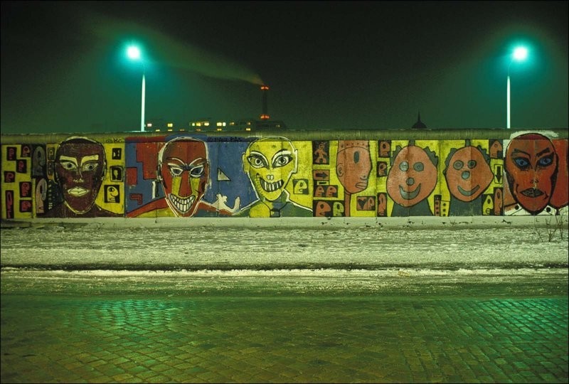 Редкие фотографии, запечатлевшие жизнь вдоль Берлинской стены