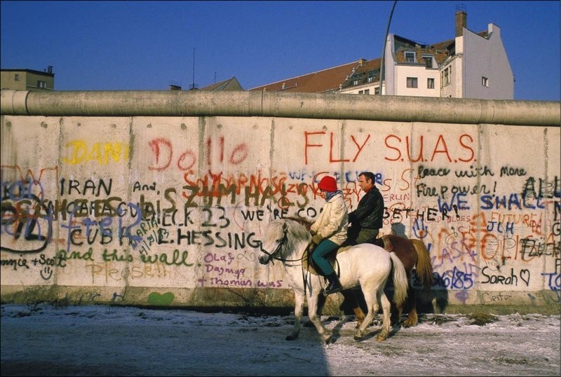 Редкие фотографии, запечатлевшие жизнь вдоль Берлинской стены