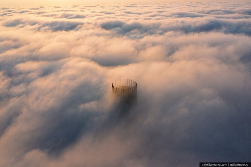 «Корона» небоскрёба «Исеть», появляющаяся из тумана.