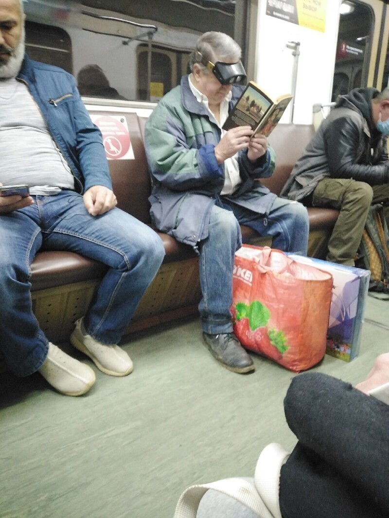 17. Наглядный пример того, почему в метро вредно читать