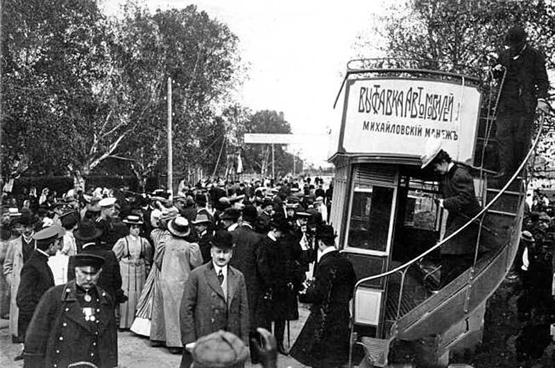 Толпа народа на финише в ожидании прибытия автомобилей (Автомобильный пробег Москва-Петербург), 26 мая 1907 г.