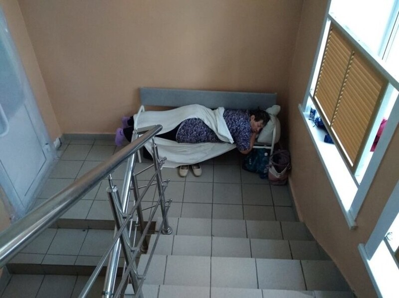 Мест нет: в Новосибирске больных COVID разместили на лестничных клетках клиники