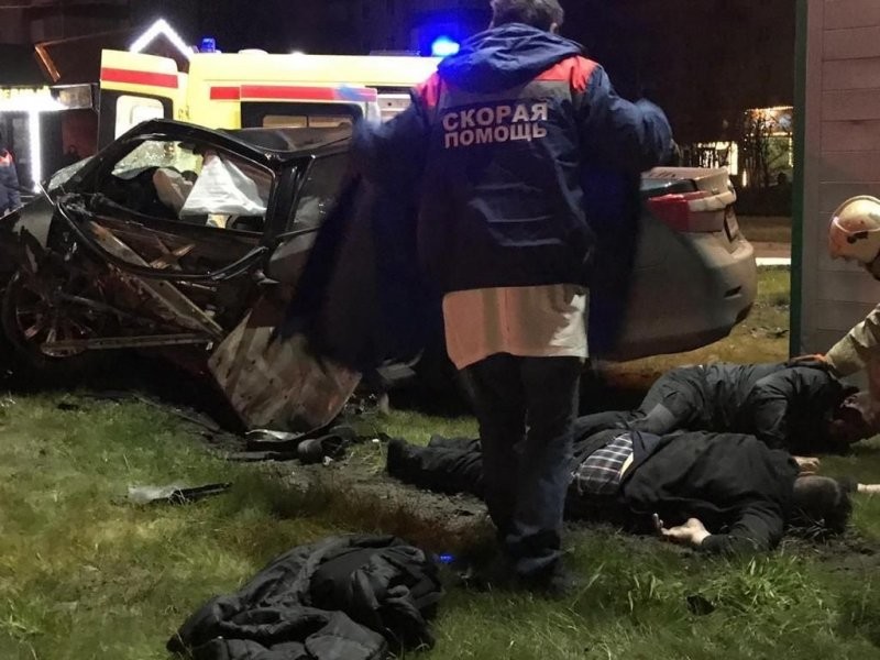 Авария дня. Два человека погибли при наезде на препятствие в Кузбассе