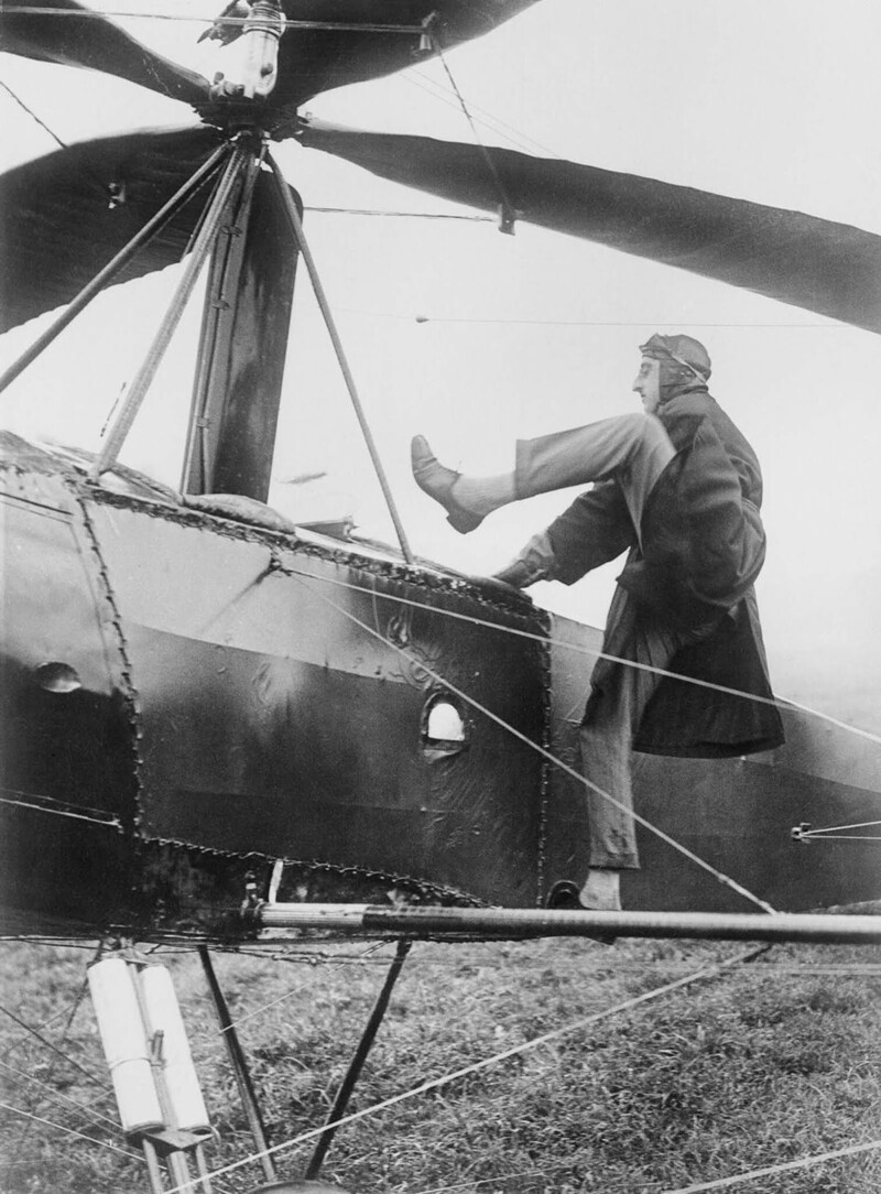 Фрэнк Кортни залезает в автожир перед испытательным полетом, 1925