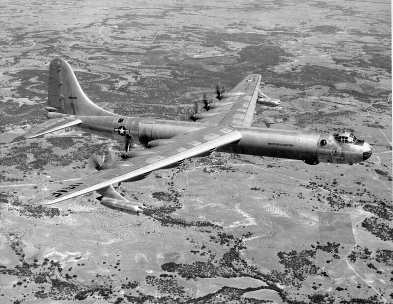 Американский стратегический бомбардировщик Convair B-36 Peacemaker в учебном полете над штатом Аризона, начало 1950-х годов
