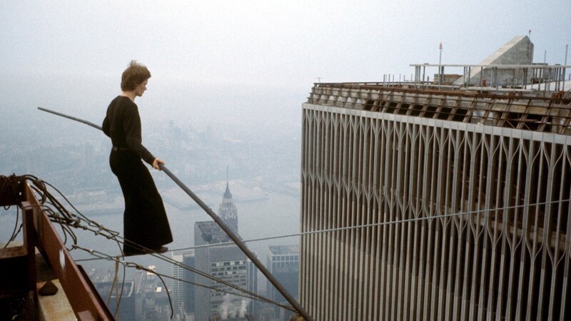 Французский канатоходец Филипп Пети совершает переход по канату между башнями Всемирного Торгового Центра. Нью-Йорк, 7 августа 1974 года