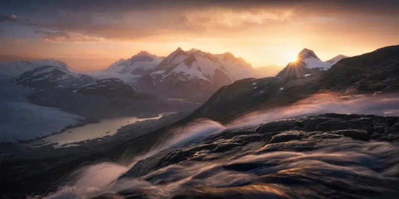 Блэйк Рэндалл сделал этот потрясающий кадр у горы Корона, которая находится в долине Белла Кула в Канаде.