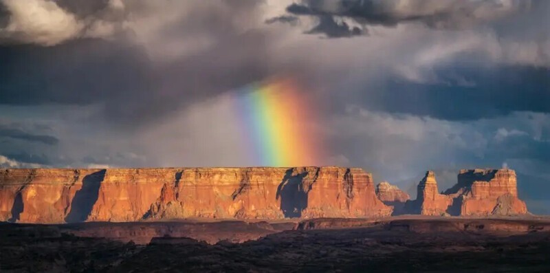 Невероятная яркая радуга на фоне каньона — это фото признано одним из лучших пейзажных снимков.