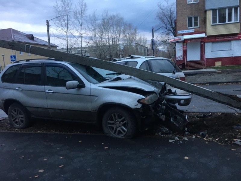 В Бийске водитель BMW не уступил дорогу: бетонный столб упал на автомобиль