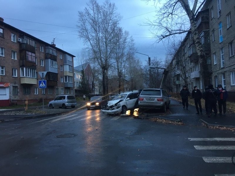 В Бийске водитель BMW не уступил дорогу: бетонный столб упал на автомобиль