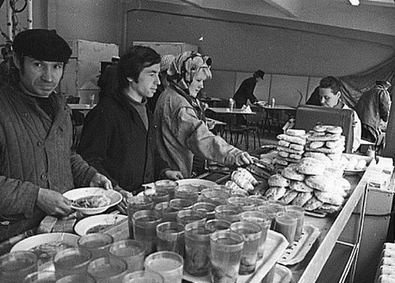 Жареная картошка, буханка хлеба и компот: 20 фото чем кормили студентов, рабочих заводов и военных в советских столовых