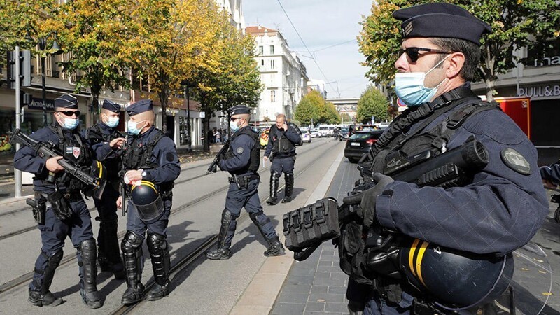 "Ислам, вон из Европы!": после теракта в церкви французы вышли на улицы городов