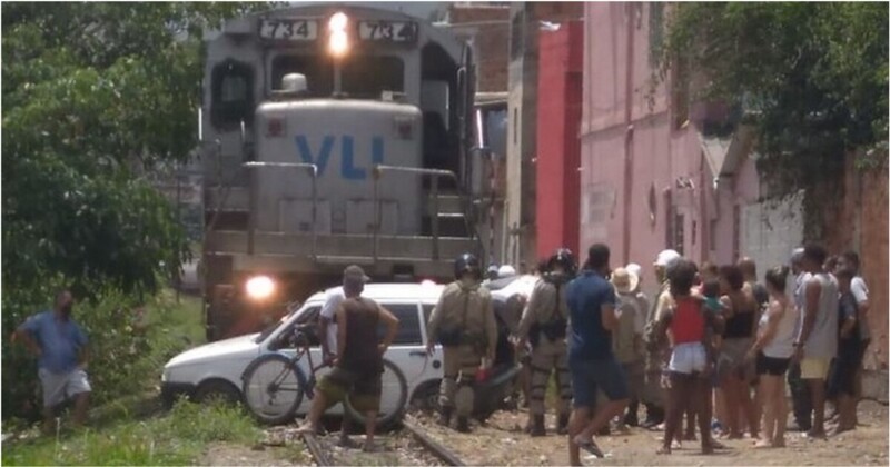 В Бразилии поезд снес с путей заглохший автомобиль вместе с сидевшей за рулем женщиной