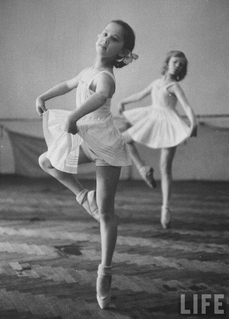 Дети,получающие уроки балета