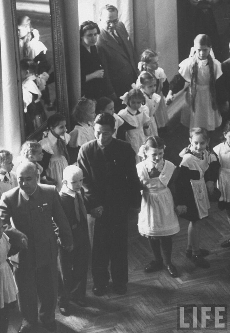 Детей во Дворце пионеров учат народным танцам. Ленинград, июнь 1959