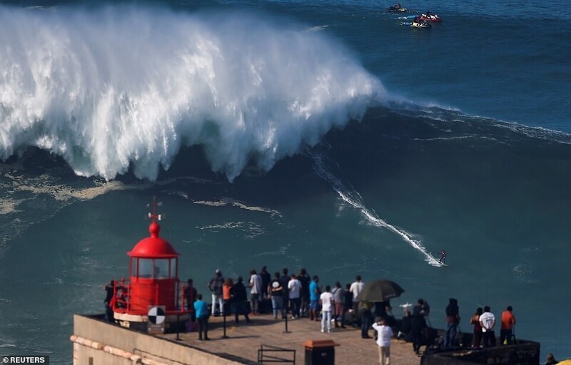 В Португалию съехались экстремальные серферы: погода располагает