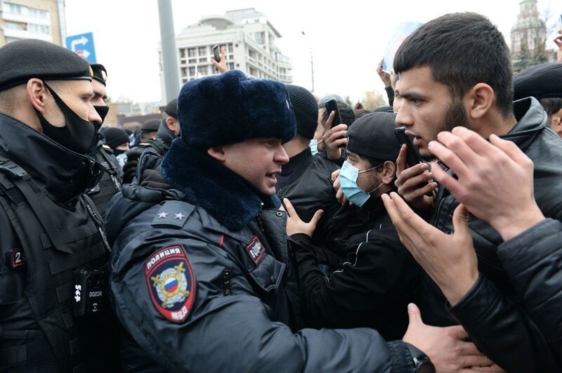 В Москве у посольства Франции начались жесткие задержания мусульман
