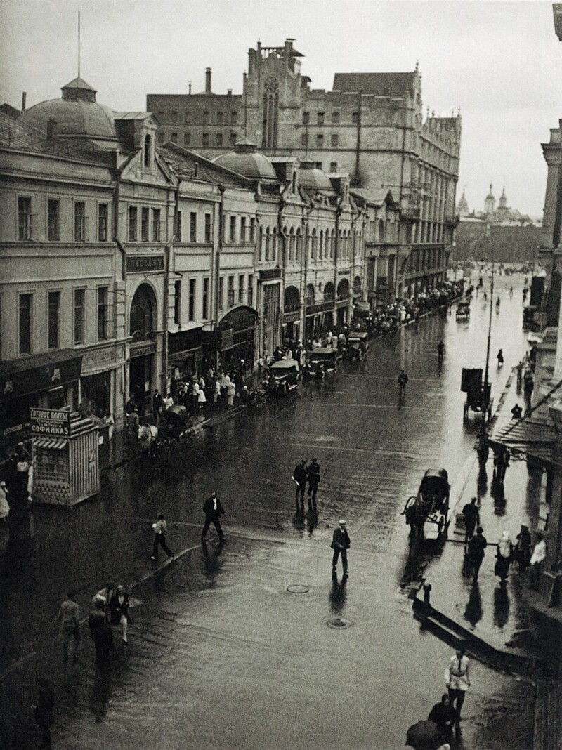 Угол Кузнецкого и Петровки. Вид в сторону Театральной площади и магазина Мюр и Мерилиз 1926