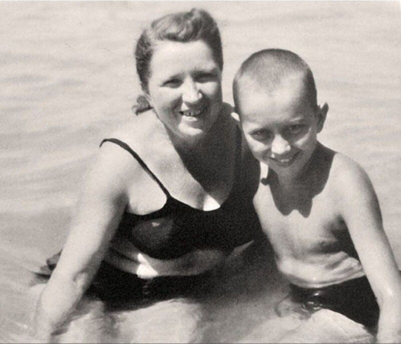 Александр Масляков со своей матерью Зинаидой Алексеевной, 1940-е