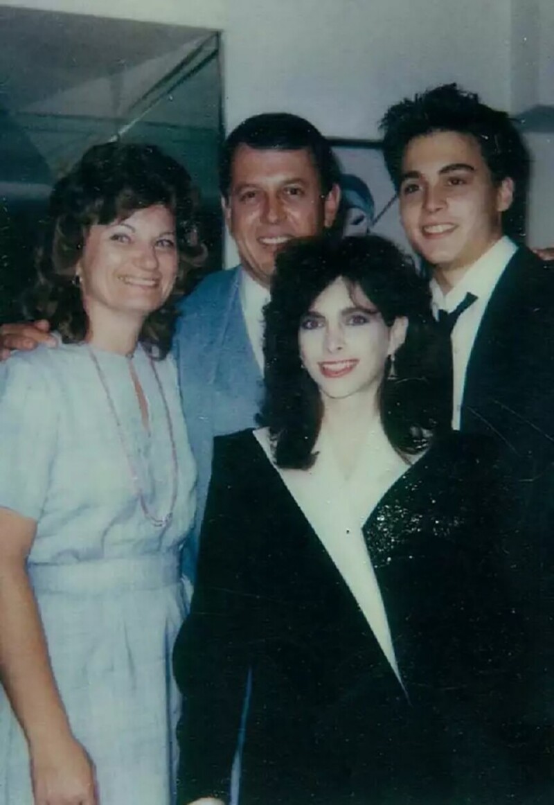 Джонни Депп с родителями и первой женой Лори Энн Элисон отмечает годовщину своей свадьбы, 1984 год
