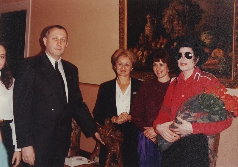 Майкл Джексон посещает Антикварный магазин в Москве, 1993 год