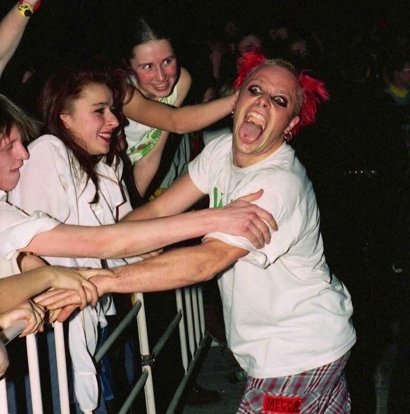 Кит Флинт с фанатами на концерте группы «The Prodigy» в Москве на Манежной площади, 1995 год