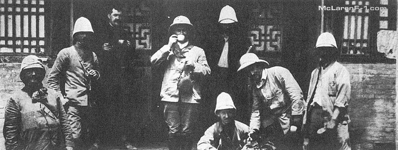 Экипаж "Де дион бутон" пьет чай во время пробега по Китаю
