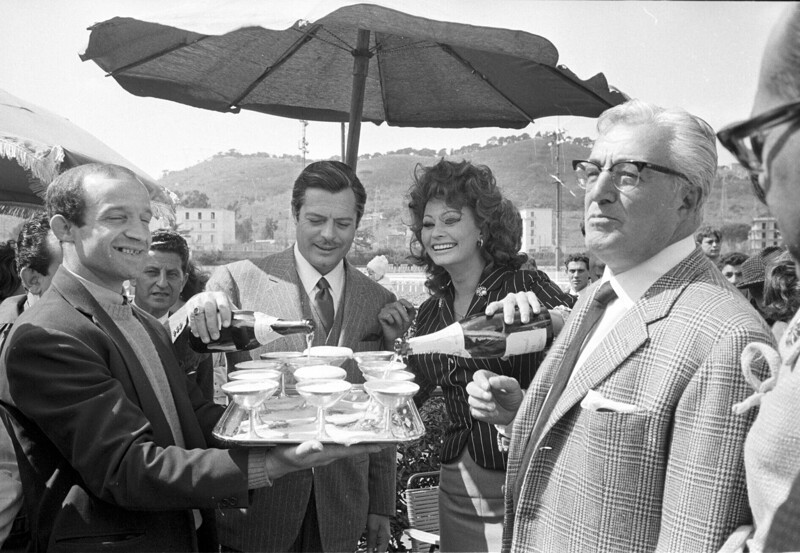 Марчелло Мастроянни и Софи Лорен с режиссером Витторио Де Сика во время съемок итальянского фильма 1964 года "Брак по-итальянски"