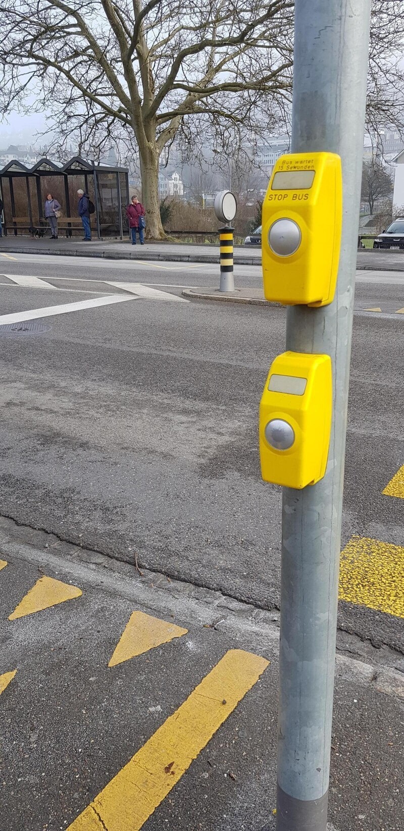 9. Эта кнопка на пешеходном переходе, которая заставляет автобус ждать вас, если вы находитесь на другой стороне дороги