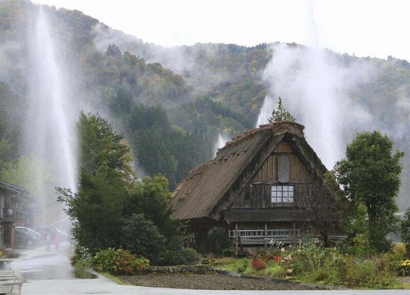 Японскую деревню-музей заливают водой для тренировки